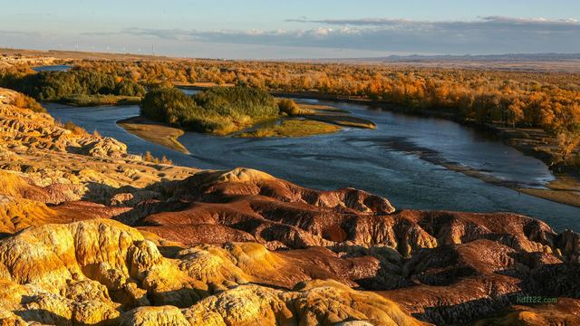 五彩滩~新疆伊犁