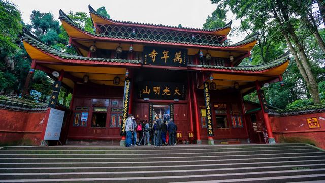 峨眉山万年寺